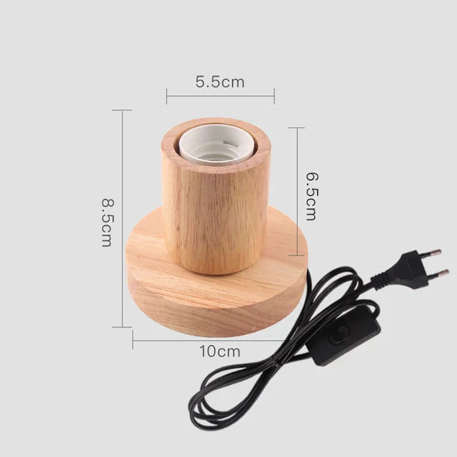 Klassische Tischlampe aus Holz mit warmem LED-Licht