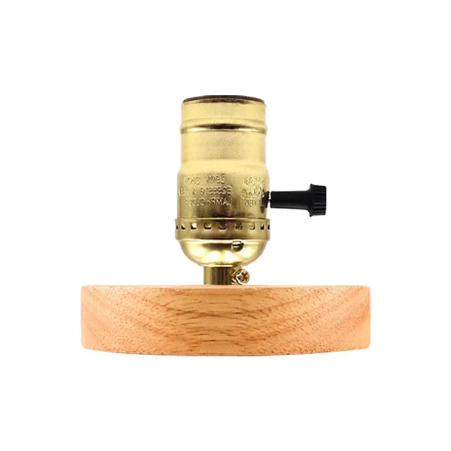 Klassische Tischlampe aus Holz mit warmem LED-Licht