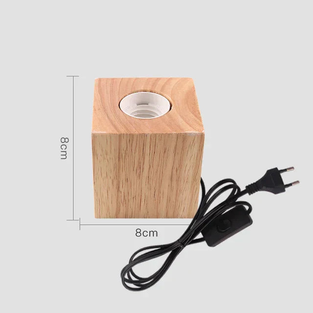 Klassische Tischlampe aus Holz mit warmem LED-Licht