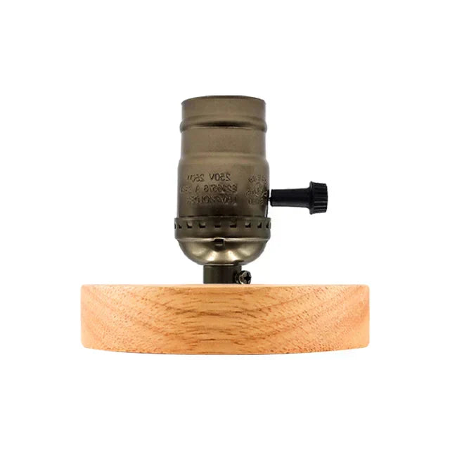 Klassische Tischlampe aus Holz mit warmem LED-Licht
