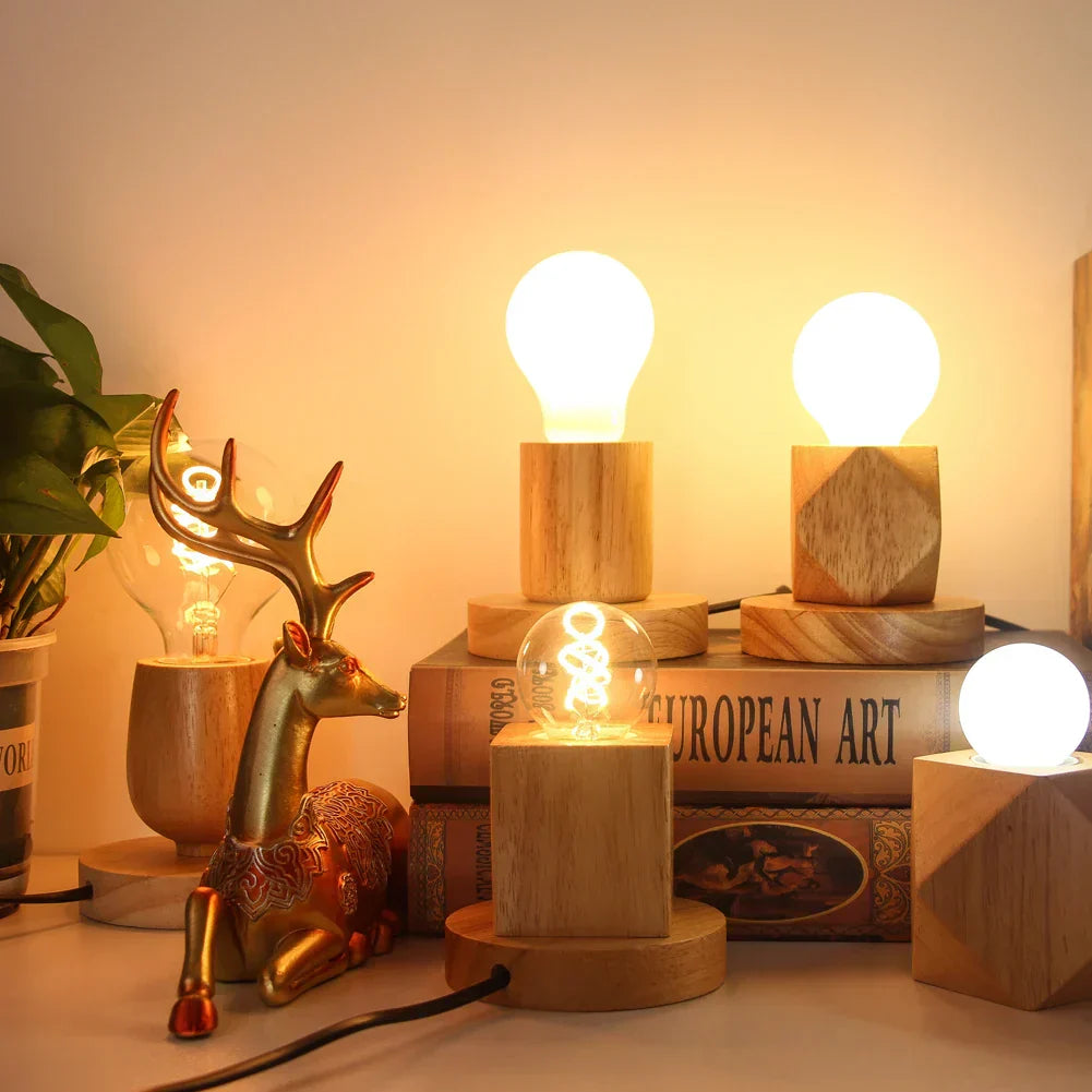 Klassische Tischlampe aus Holz mit warmem LED-Licht