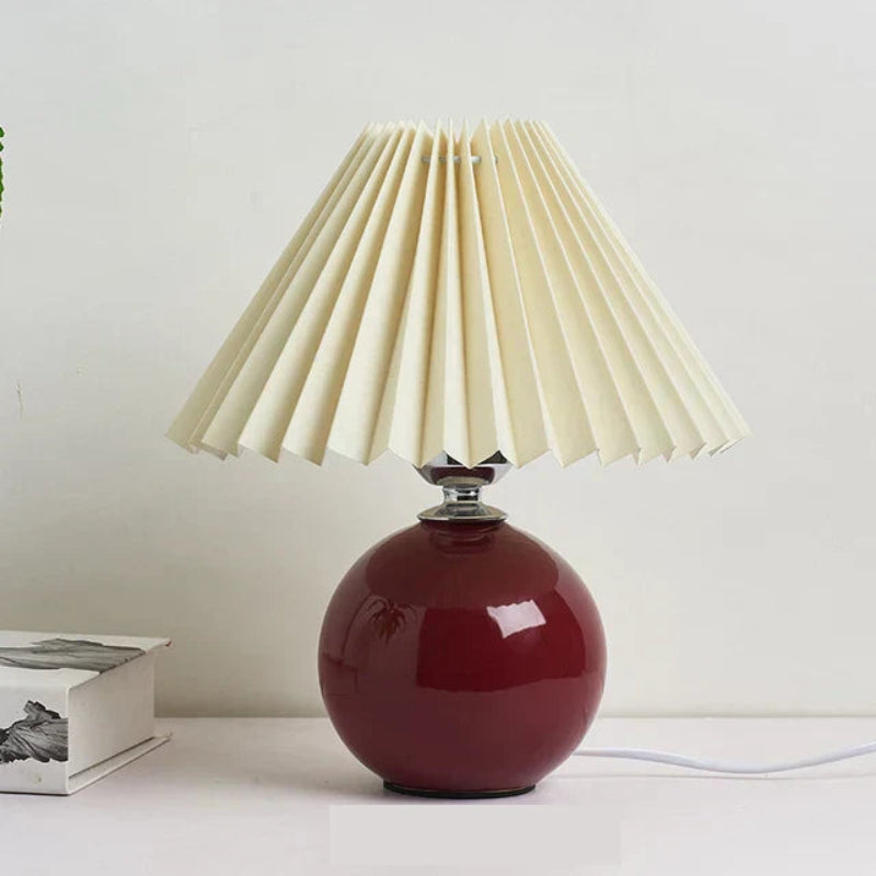 Elegante Tischlampe mit Faltenschirm – Für eine Gemütliche Atmosphäre