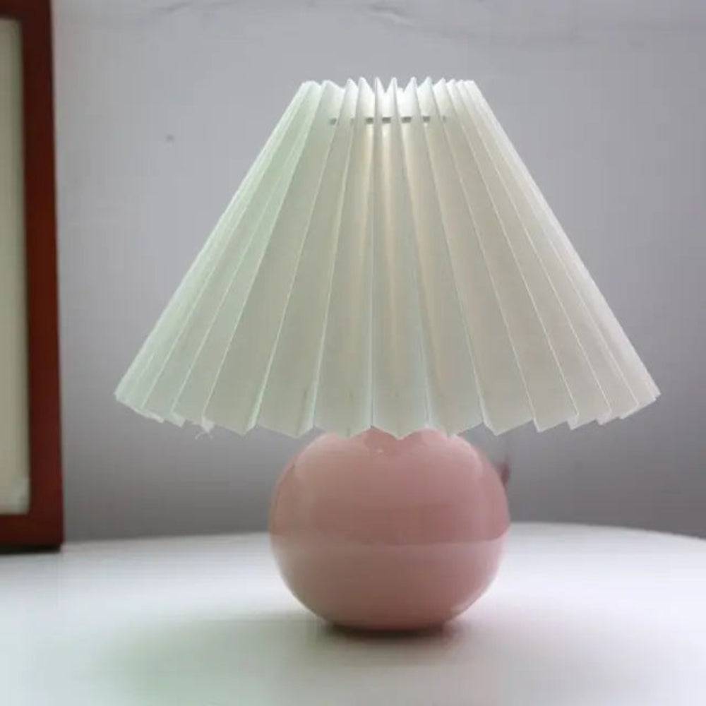 Elegante Tischlampe mit Faltenschirm – Für eine Gemütliche Atmosphäre