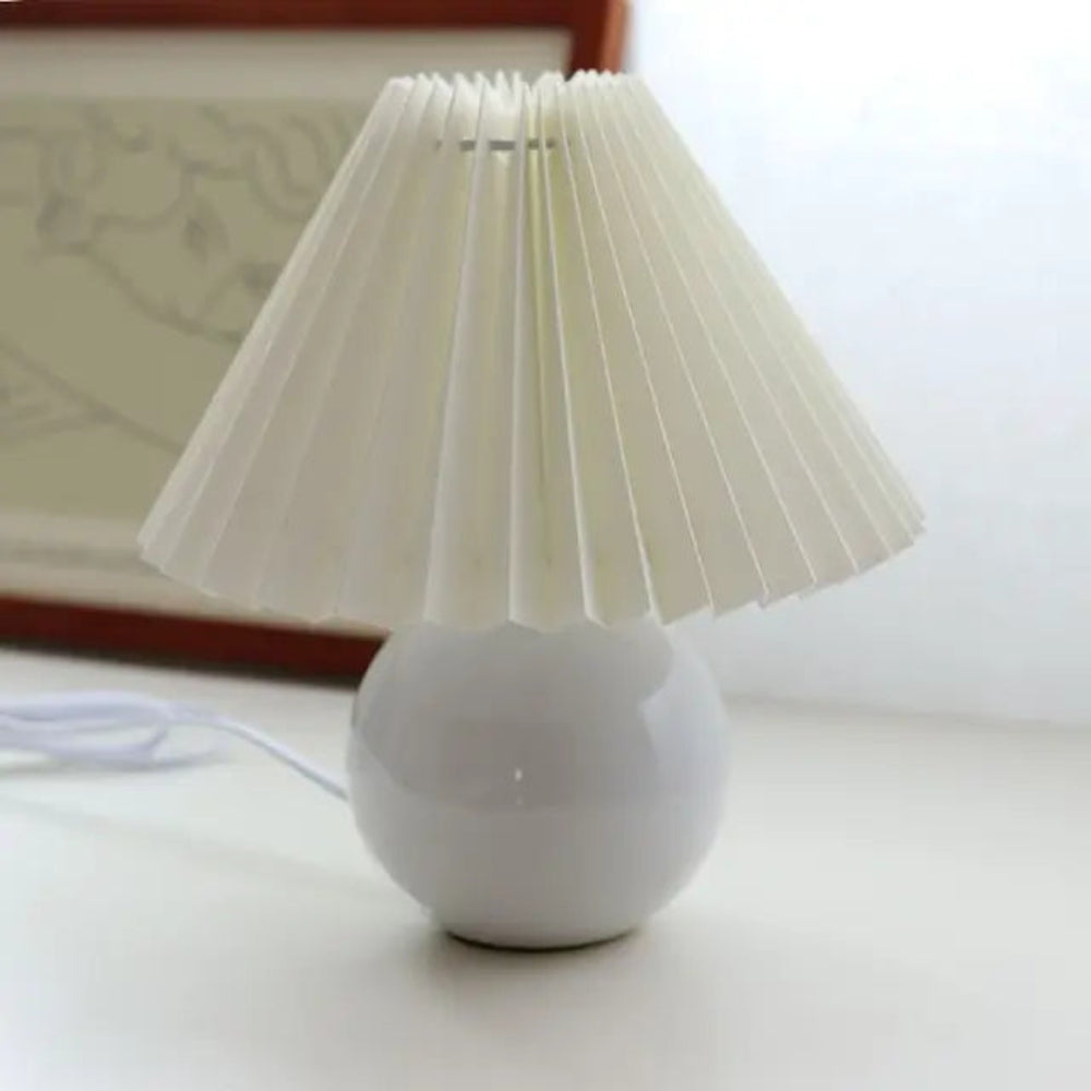 Elegante Tischlampe mit Faltenschirm – Für eine Gemütliche Atmosphäre