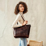 Elegant shoulder bag made of high-quality leather