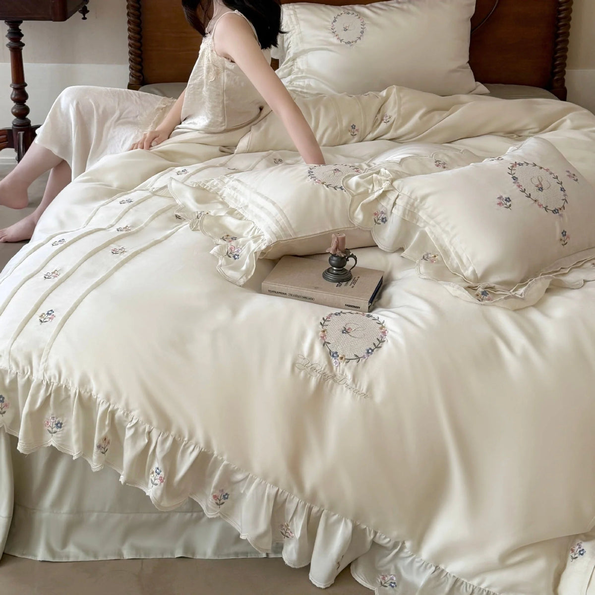 Bedding Set Cotton Satin Embroidered Wreath 4-Piece
