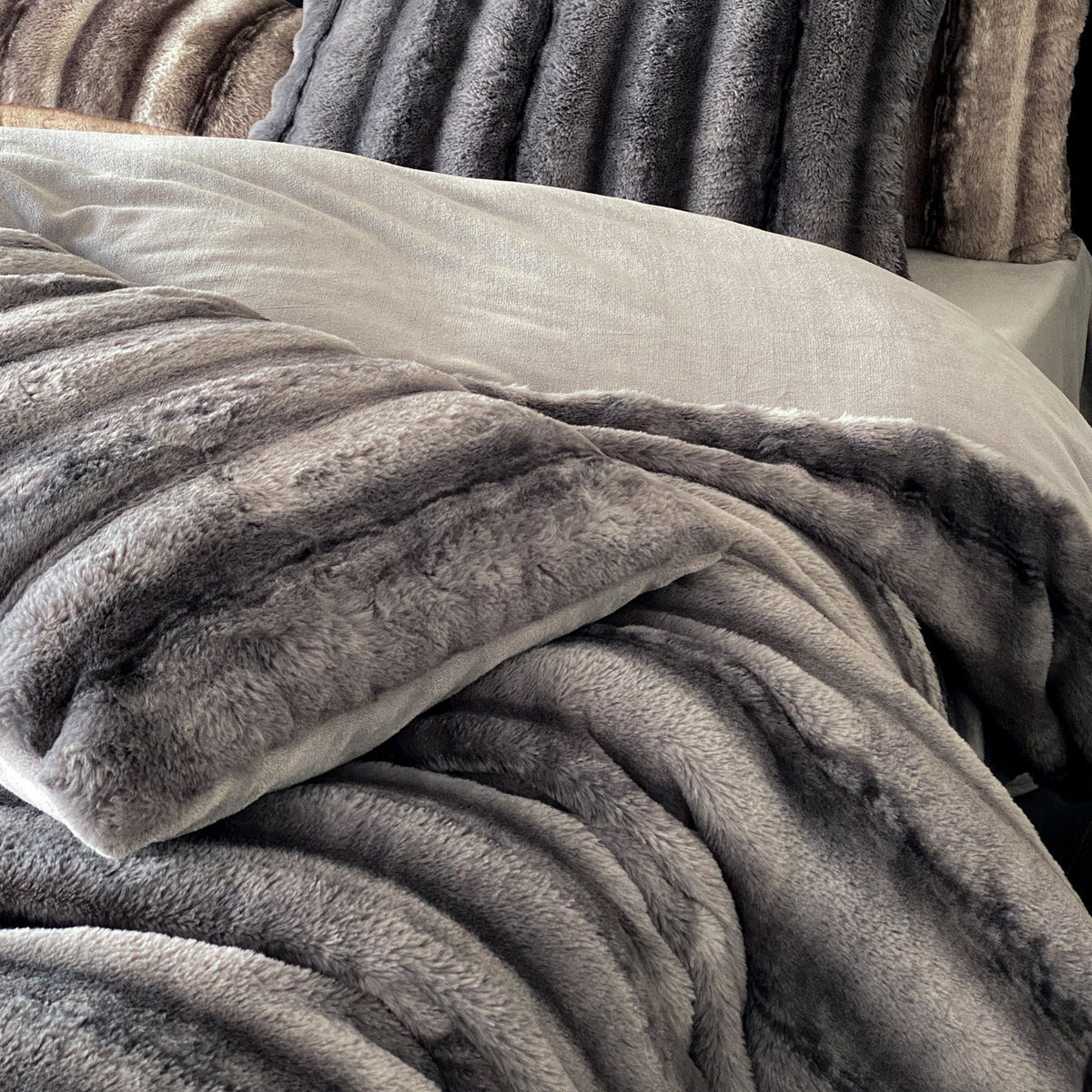 Blanket And Pillow Set Striped Faux Fur Hypoallergenic Filling