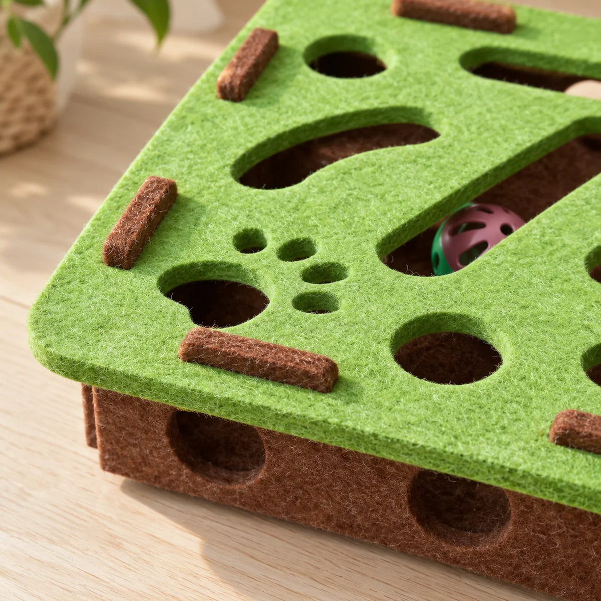 Cat Puzzle Maze Felt With Bell Ball Included