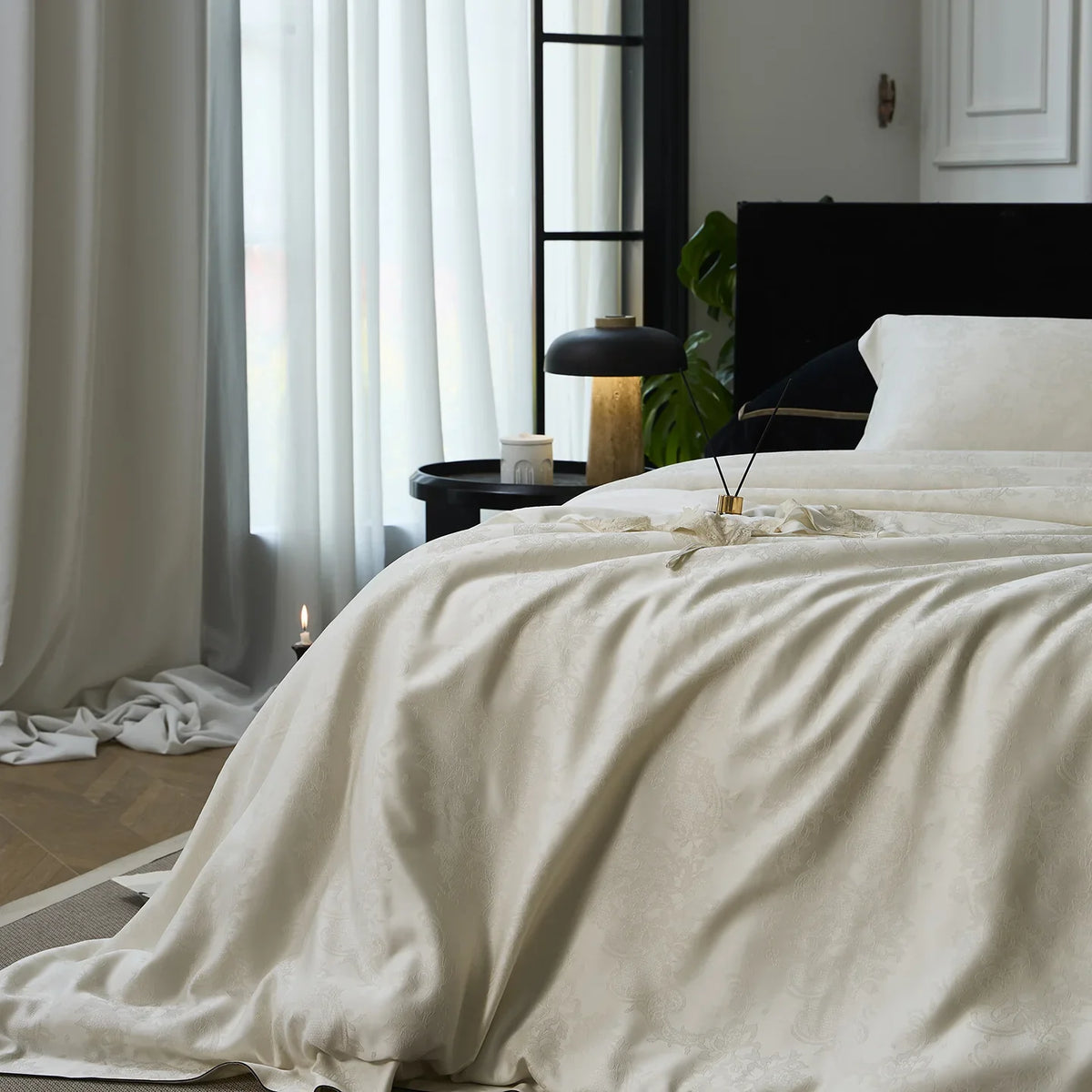Duvet Cover 4-Piece Satin Jacquard Fine Piping