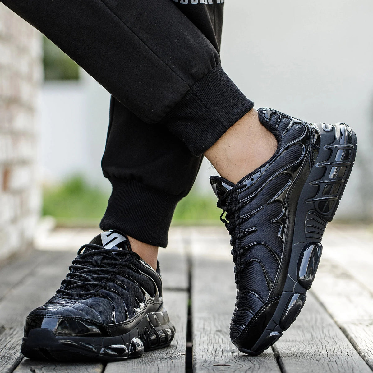 Safety Sneakers Reinforced Toe Puncture-Resistant Sole Slip-Resistant Tread