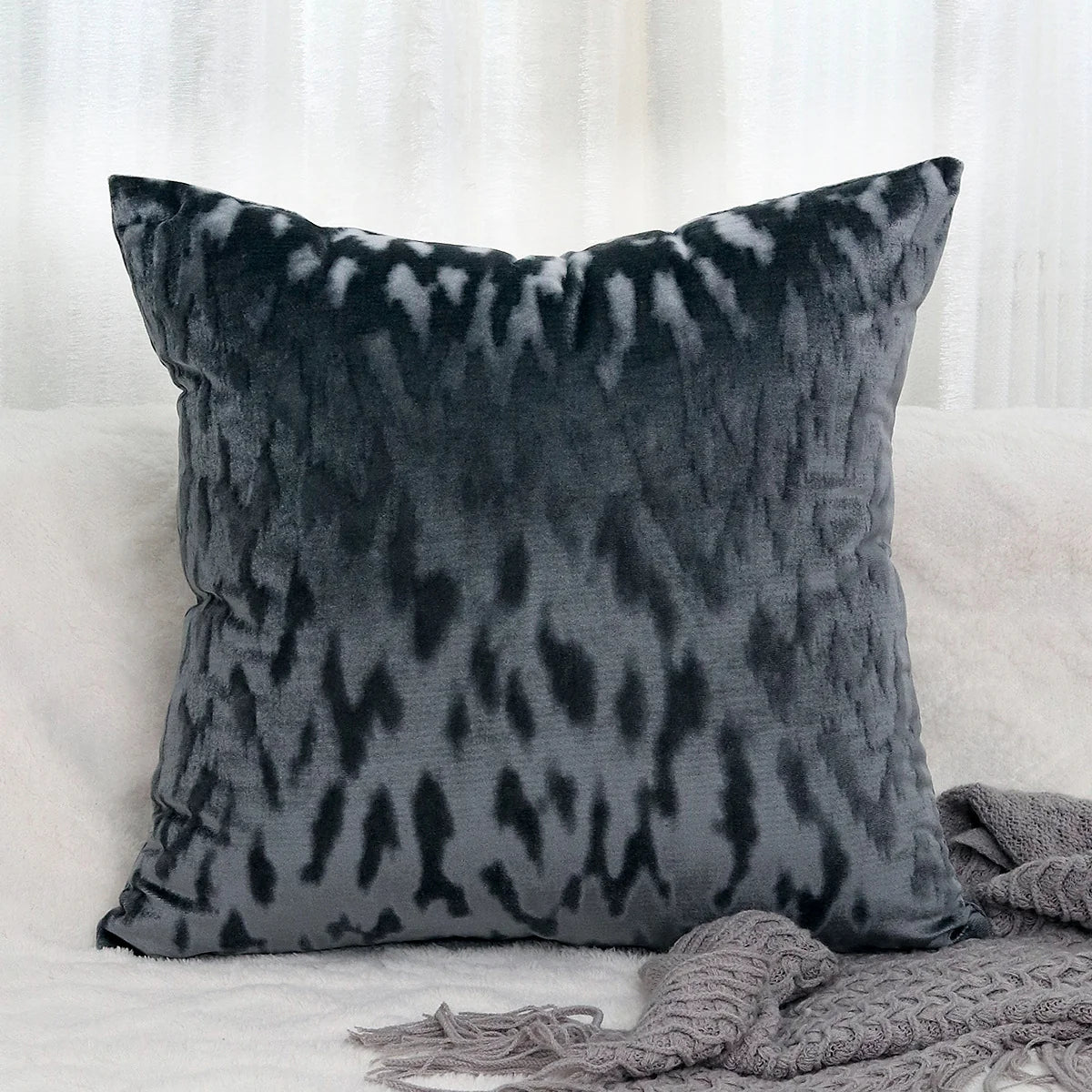 Throw Pillow Cover Low-Pile Velvet Embossed Jacquard Hidden Zipper