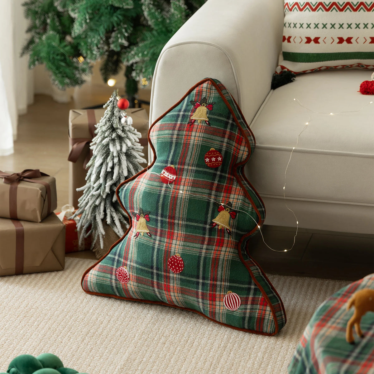Throw Pillow Tartan Plaid Faux Fur Trim Shape-Retaining Filling
