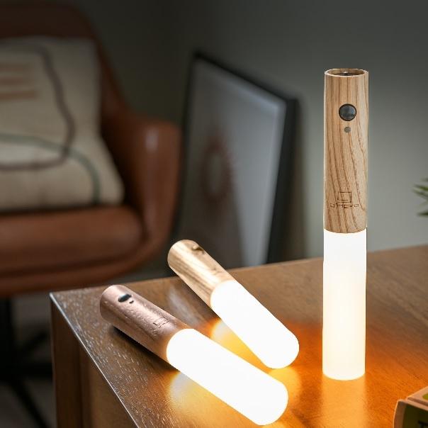 Kabellose Wandlampe mit Bewegungsmelder aus Holz