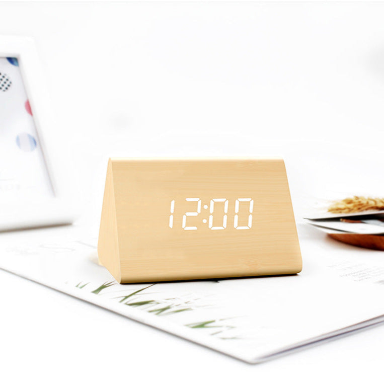Elegante Holz-Dreiecksuhr – Digitaler LED-Wecker mit Berührungserkennung und zwei Stromversorgungsoptionen