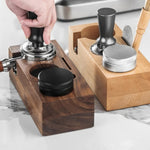 Kaffeekunstwerk | Elegante Holzstation für Kaffeetampen