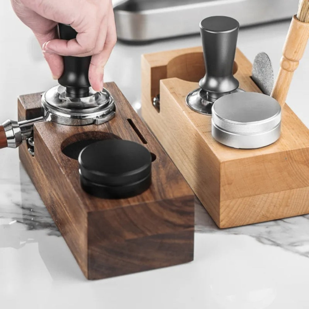 Kaffeekunstwerk | Elegante Holzstation für Kaffeetampen