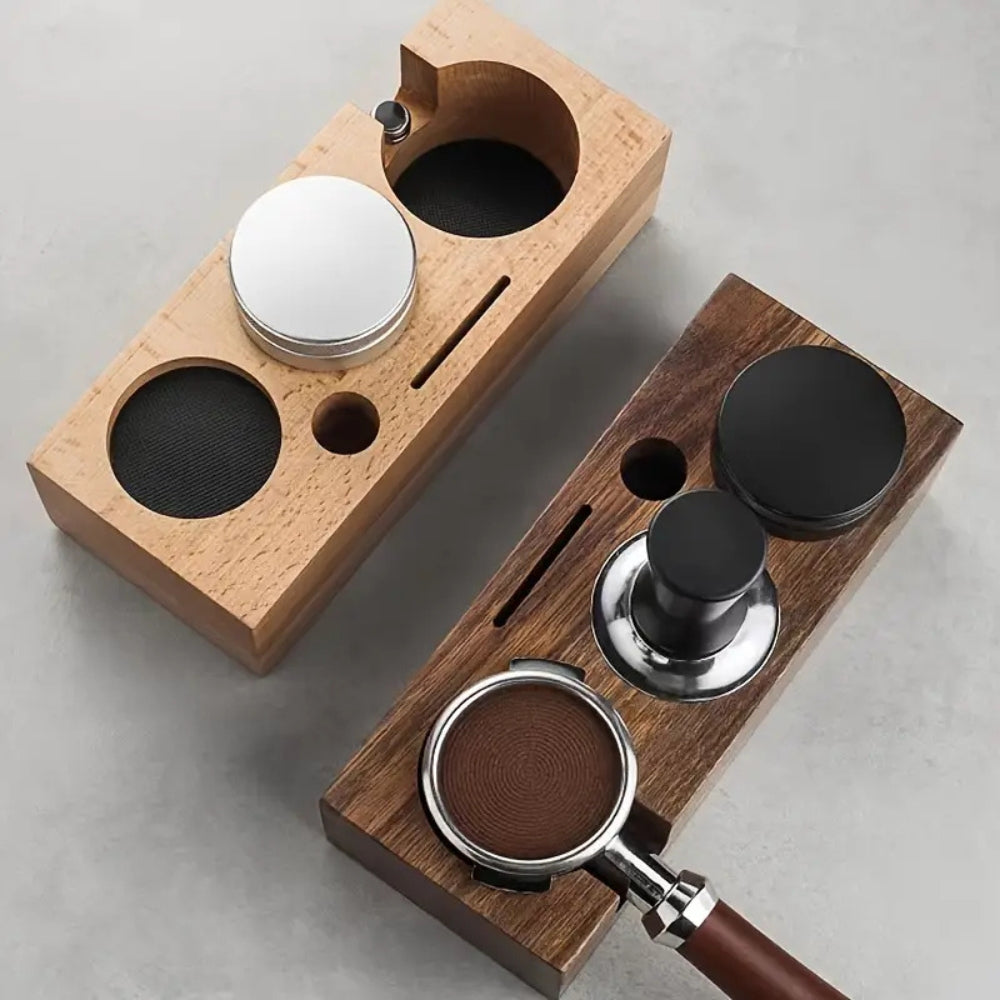 Kaffeekunstwerk | Elegante Holzstation für Kaffeetampen