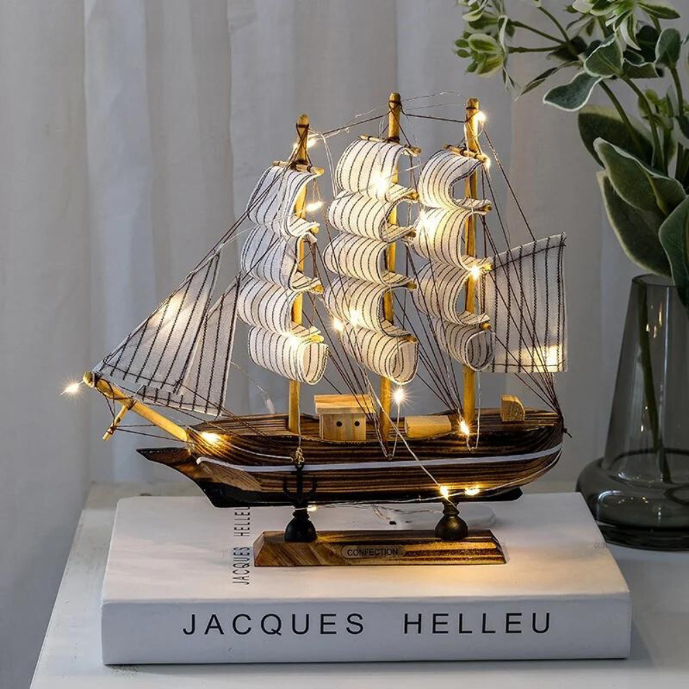 Elegante Holzboot-Skulptur mit LED-Beleuchtung – Stilvolles Deko-Element für Zuhause und Büro