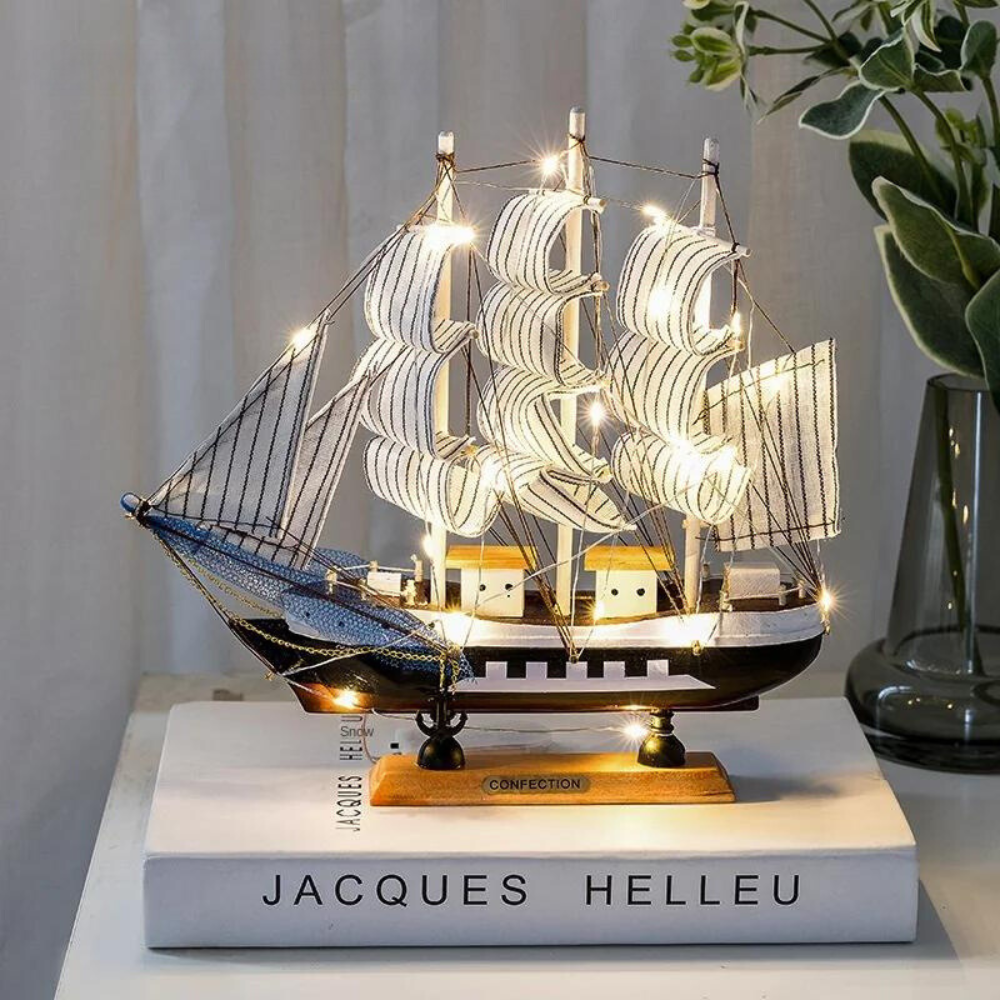 Elegante Holzboot-Skulptur mit LED-Beleuchtung – Stilvolles Deko-Element für Zuhause und Büro