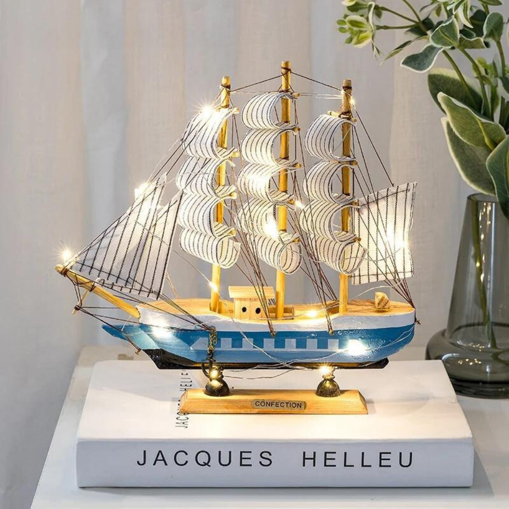 Elegante Holzboot-Skulptur mit LED-Beleuchtung – Stilvolles Deko-Element für Zuhause und Büro