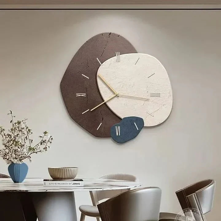 Schlichte Eleganz: Moderne Wanduhr aus Holz