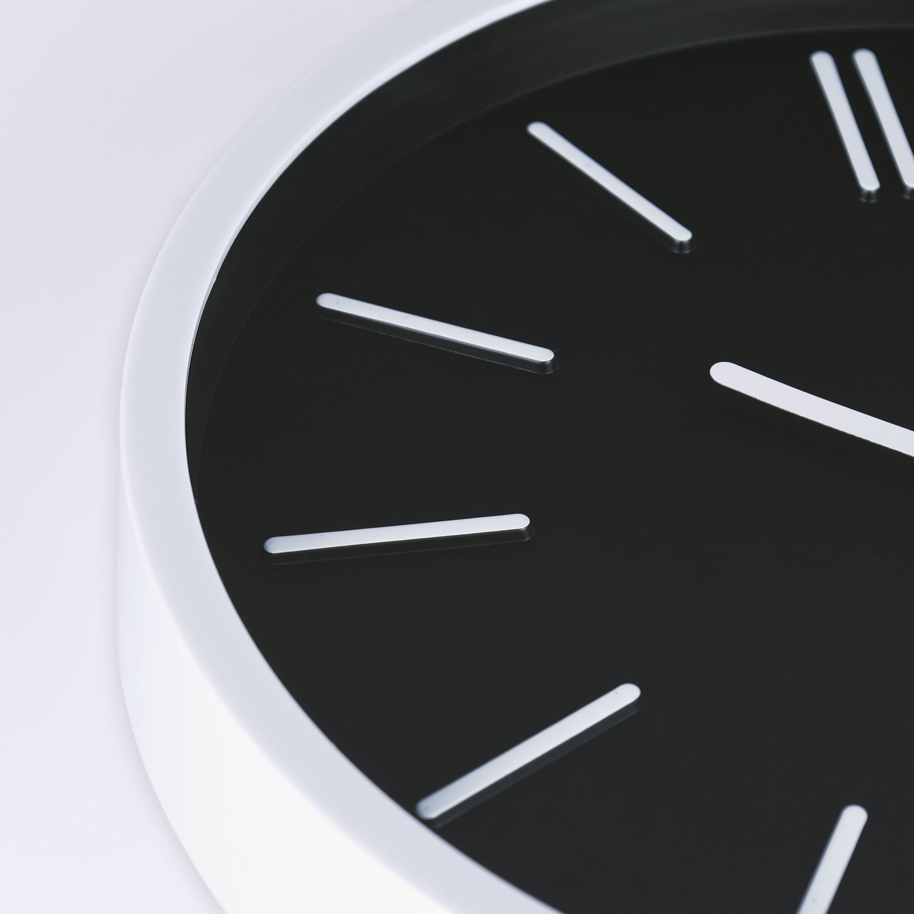Stilvolle 3D Wanduhr mit eleganten Stundenmarkierungen