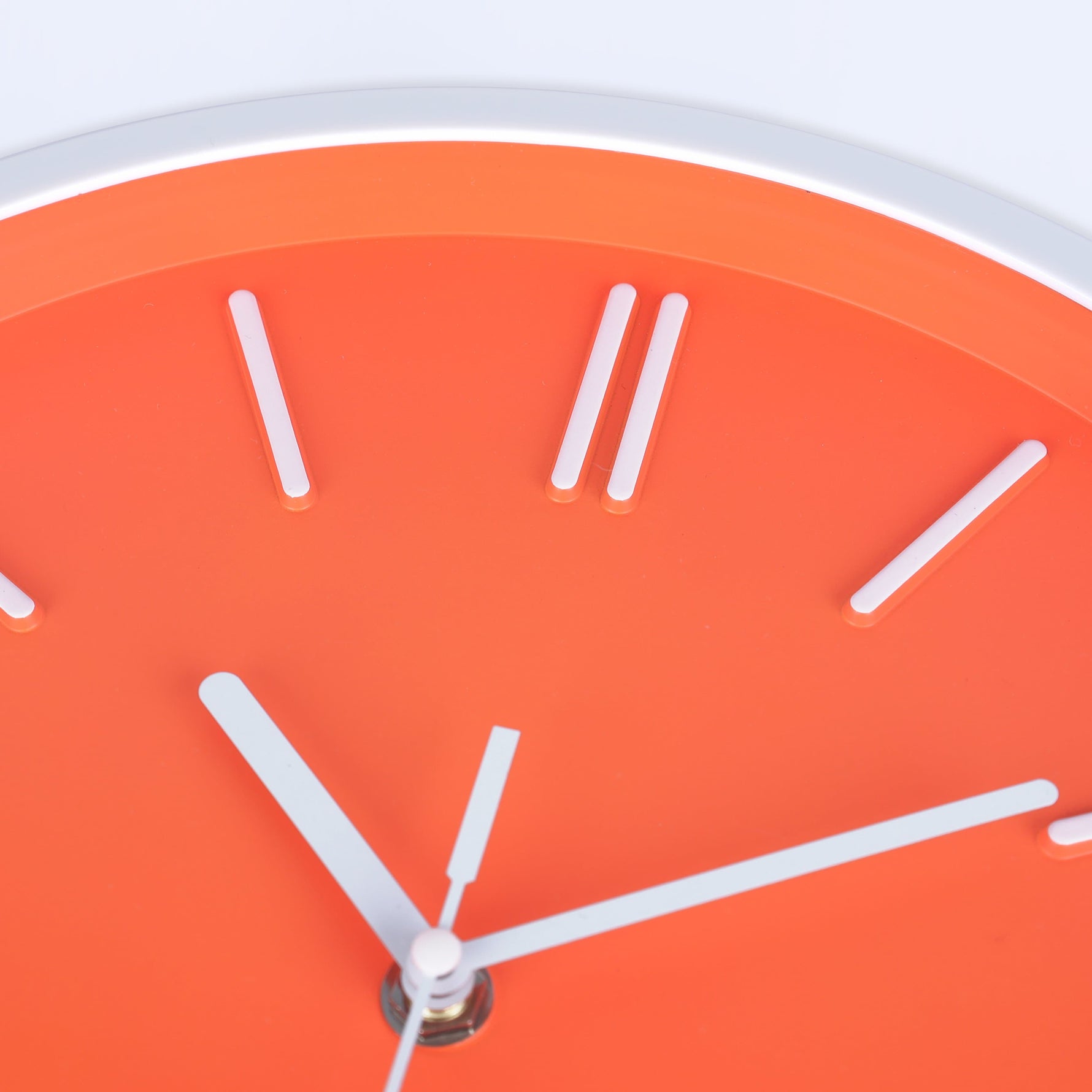 Stilvolle 3D Wanduhr mit eleganten Stundenmarkierungen