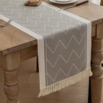 Eleganter Tischläufer mit geometrischem Design