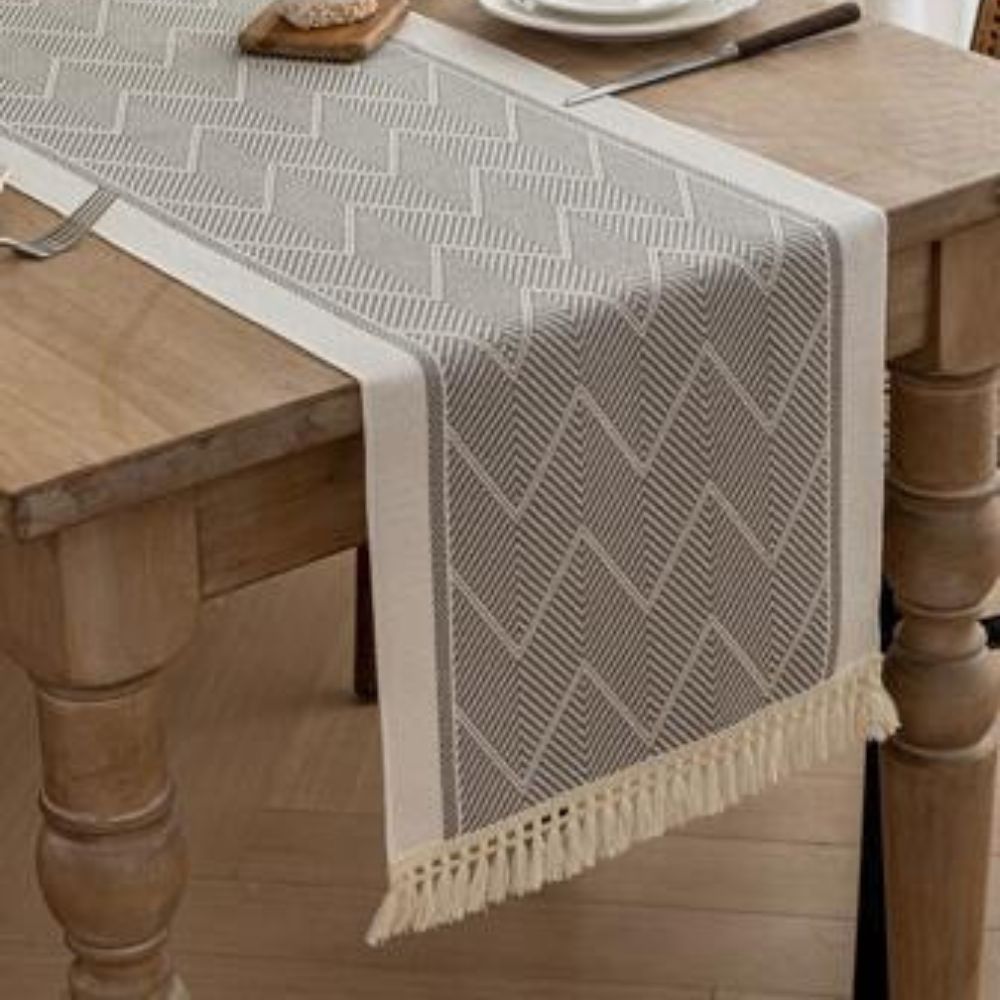 Eleganter Tischläufer mit geometrischem Design