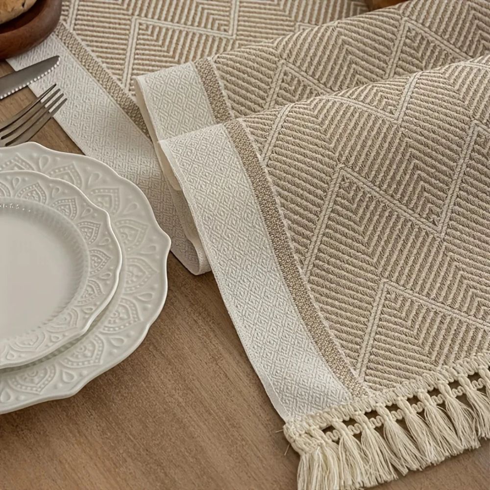 Eleganter Tischläufer mit geometrischem Design