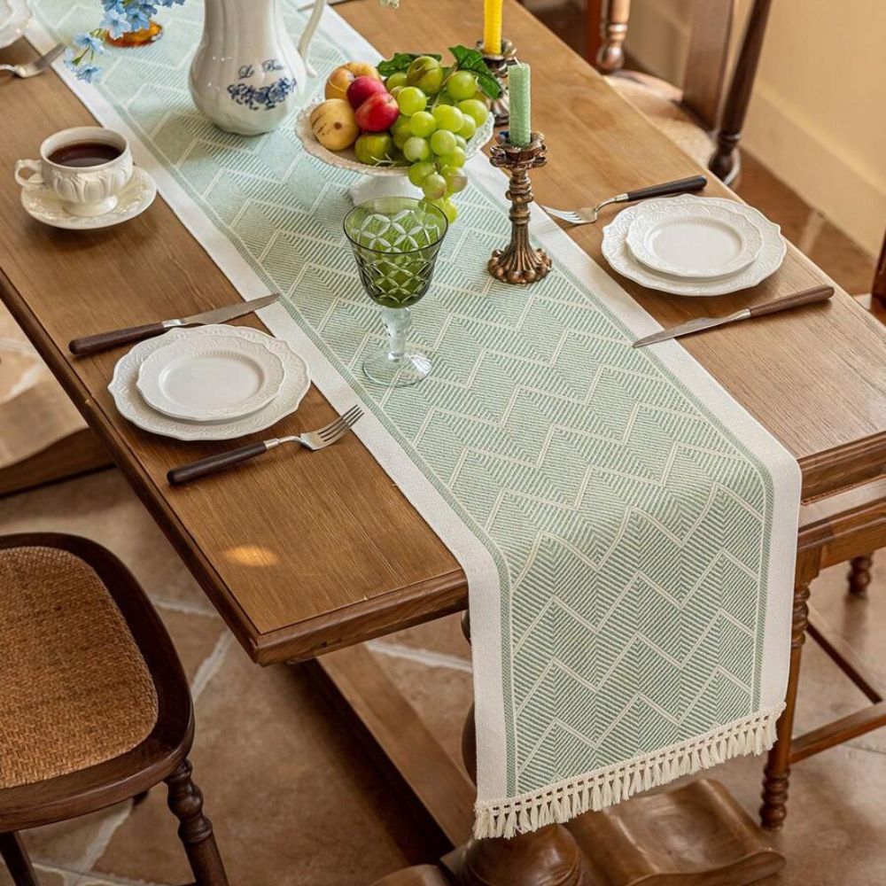 Eleganter Tischläufer mit geometrischem Design