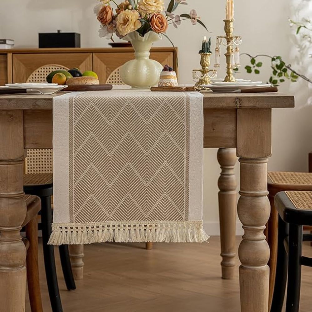 Eleganter Tischläufer mit geometrischem Design