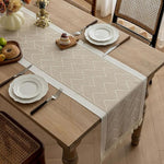 Eleganter Tischläufer mit geometrischem Design