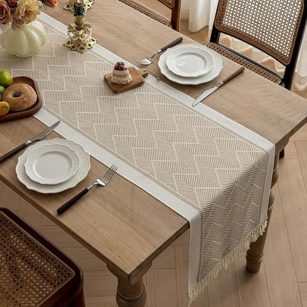 Eleganter Tischläufer mit geometrischem Design