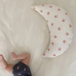 Kuschelkissen in Mondform für Babys – sanftes Schlafkissen