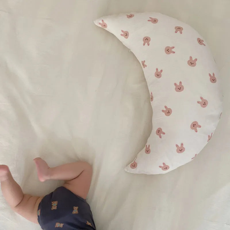 Kuschelkissen in Mondform für Babys – sanftes Schlafkissen