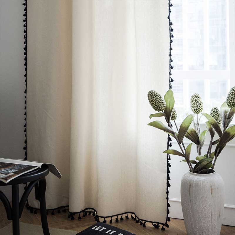 Beige Vorhang aus Baumwoll-Leinen mit schwarzem Quastendekor