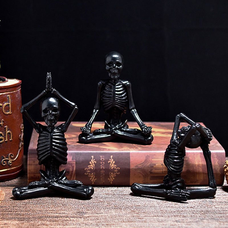 Vintage Halloween Figurine – Dekoratives Kunstwerk in Schwarz oder Weiß
