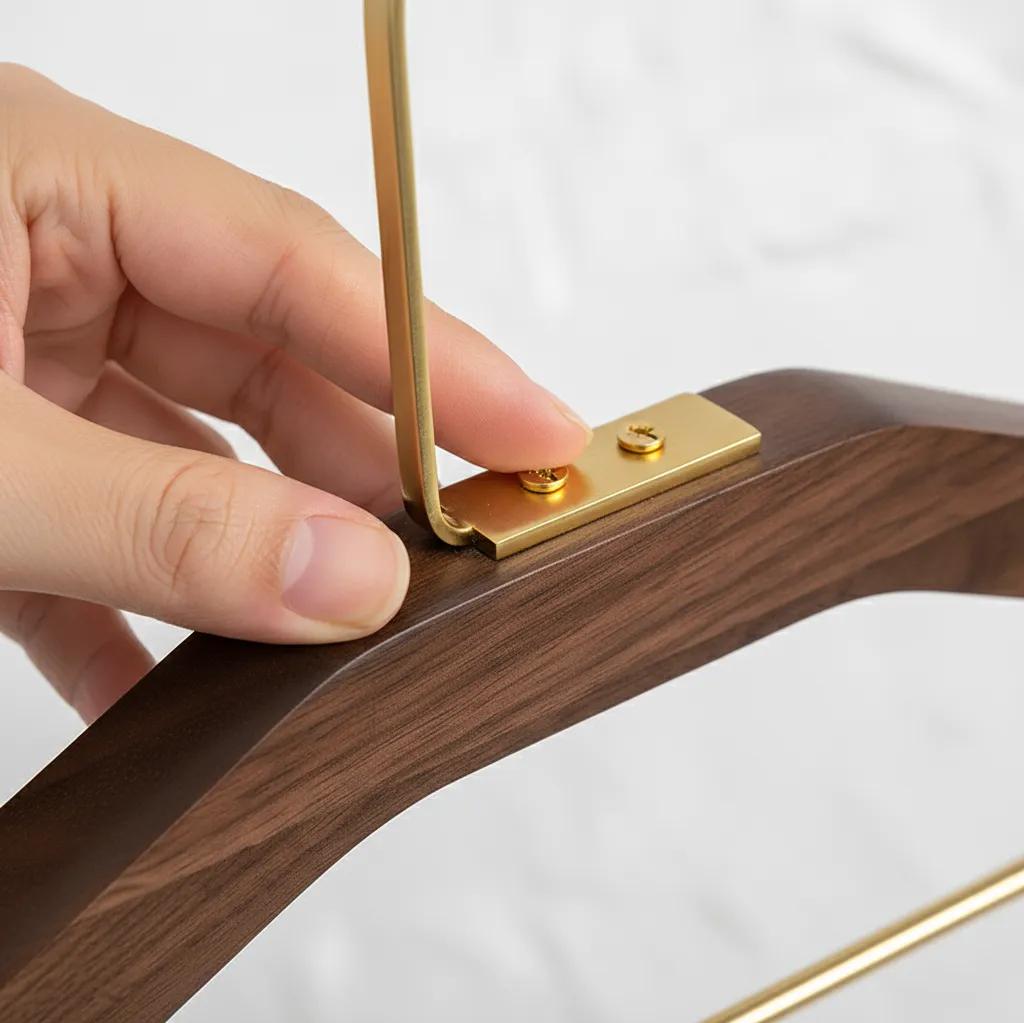 NobleWood – Elegante Holz-Kleiderbügel für stilvolle Garderoben (3 Stück)