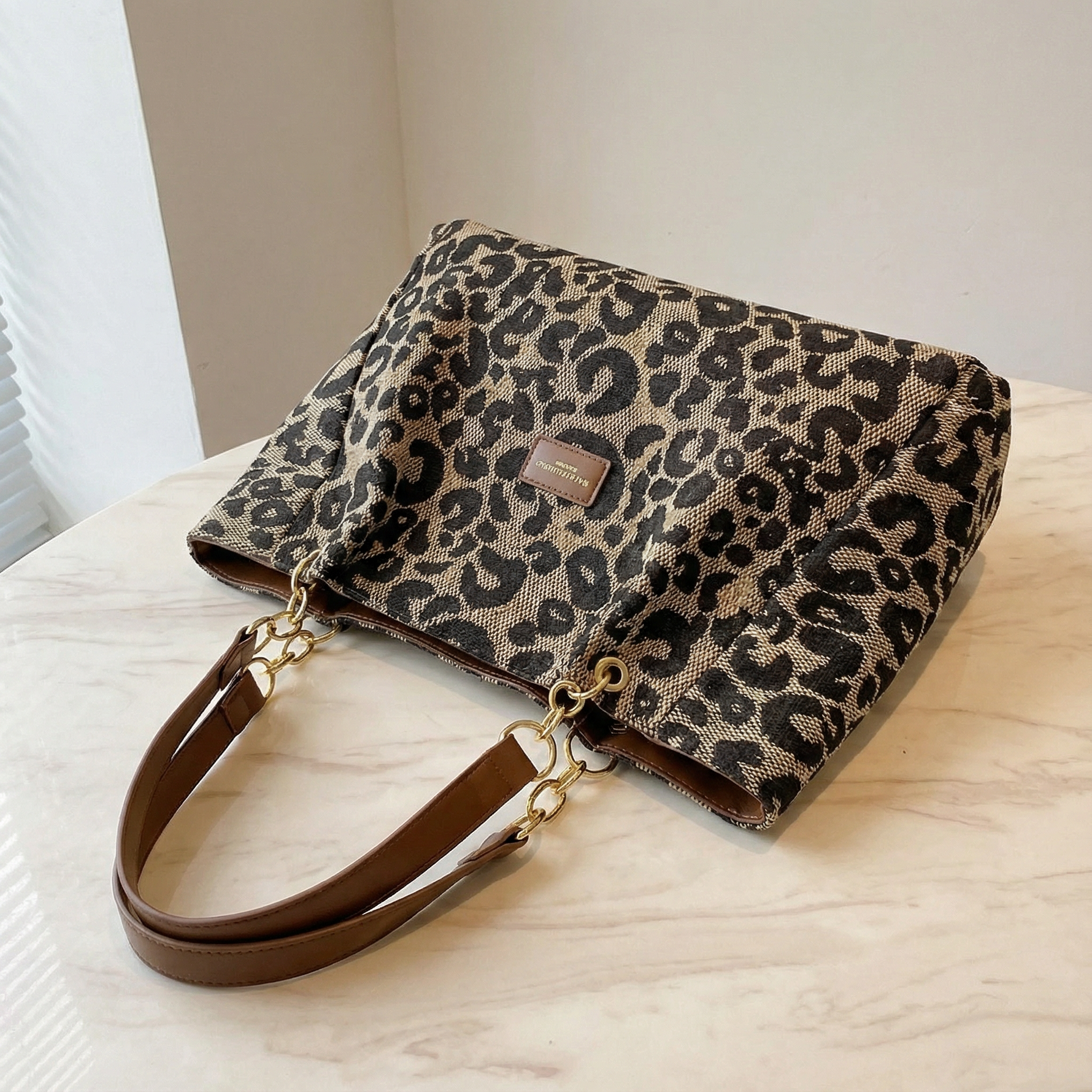 Elegante Leopardentäschchen mit Goldkette