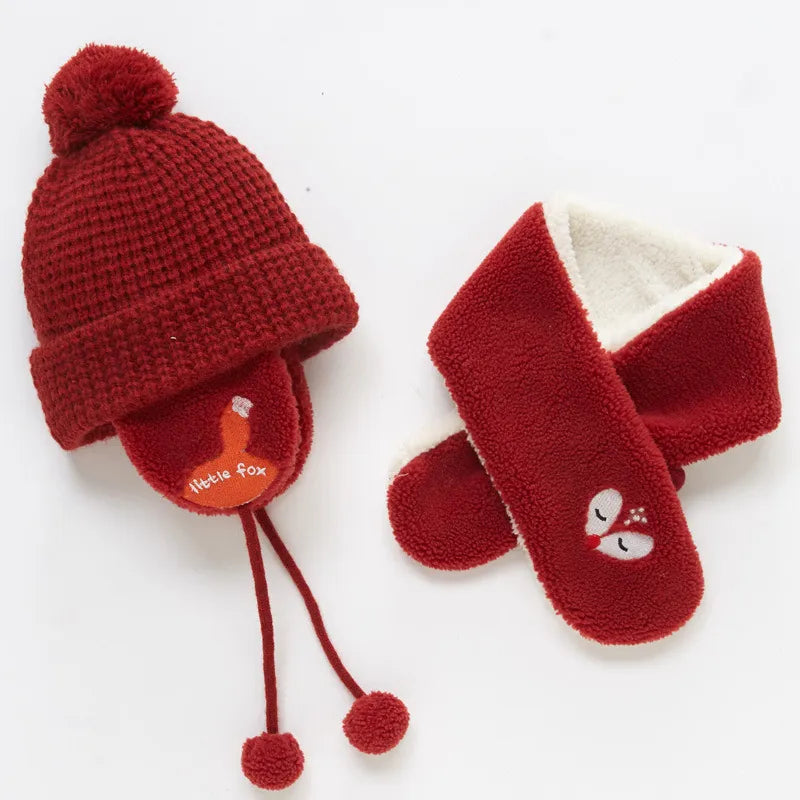 Wintermütze für Babys mit Ohrenschutz und passendem Schal