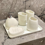 Elegantes Badezimmer-Set mit Seifenspender und Bechern