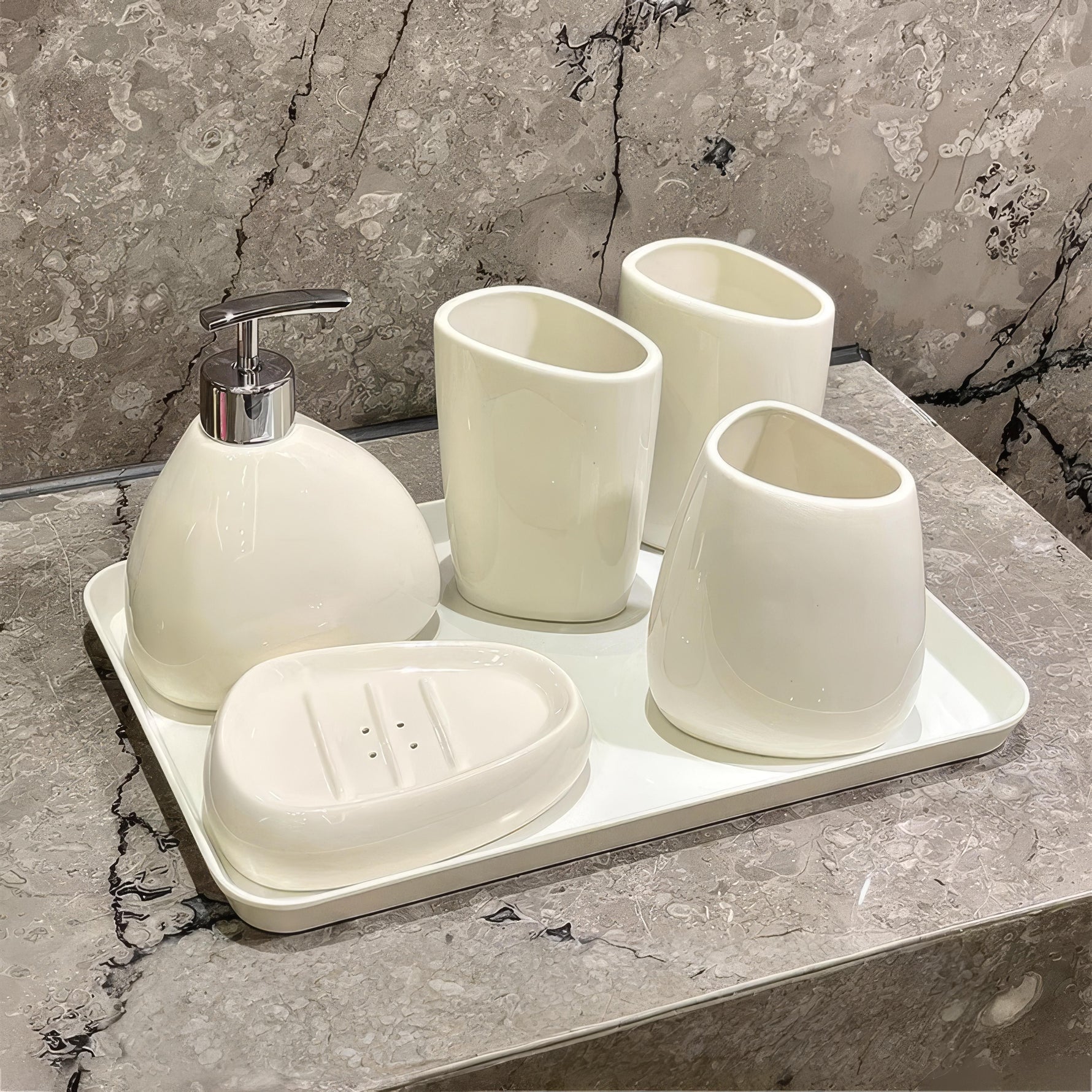 Elegantes Badezimmer-Set mit Seifenspender und Bechern