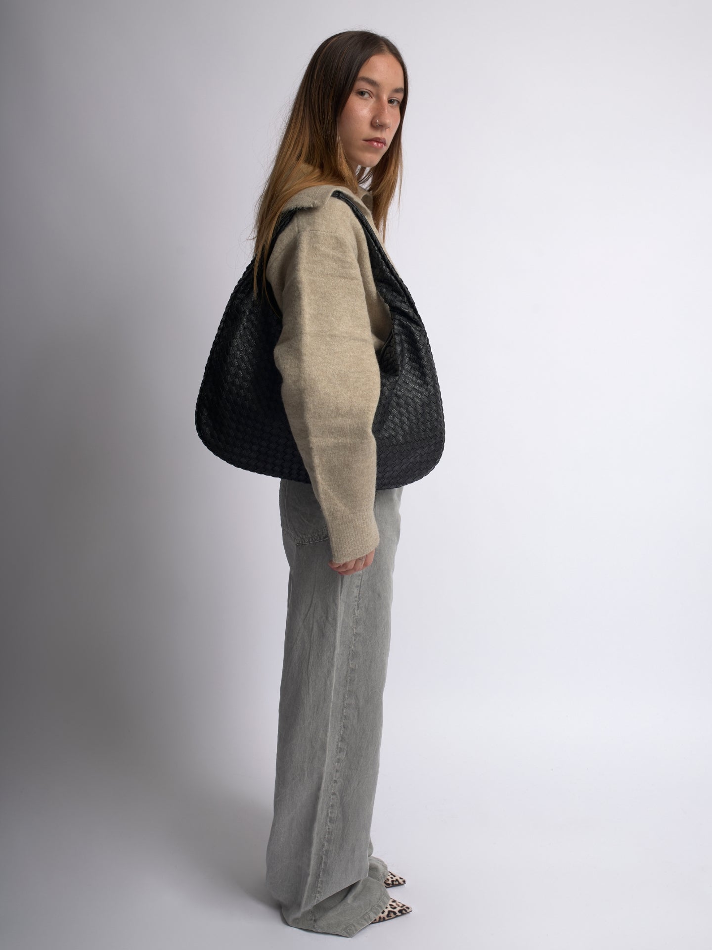 Stilvolle Umhängetasche für Damen mit geflochtenem Design