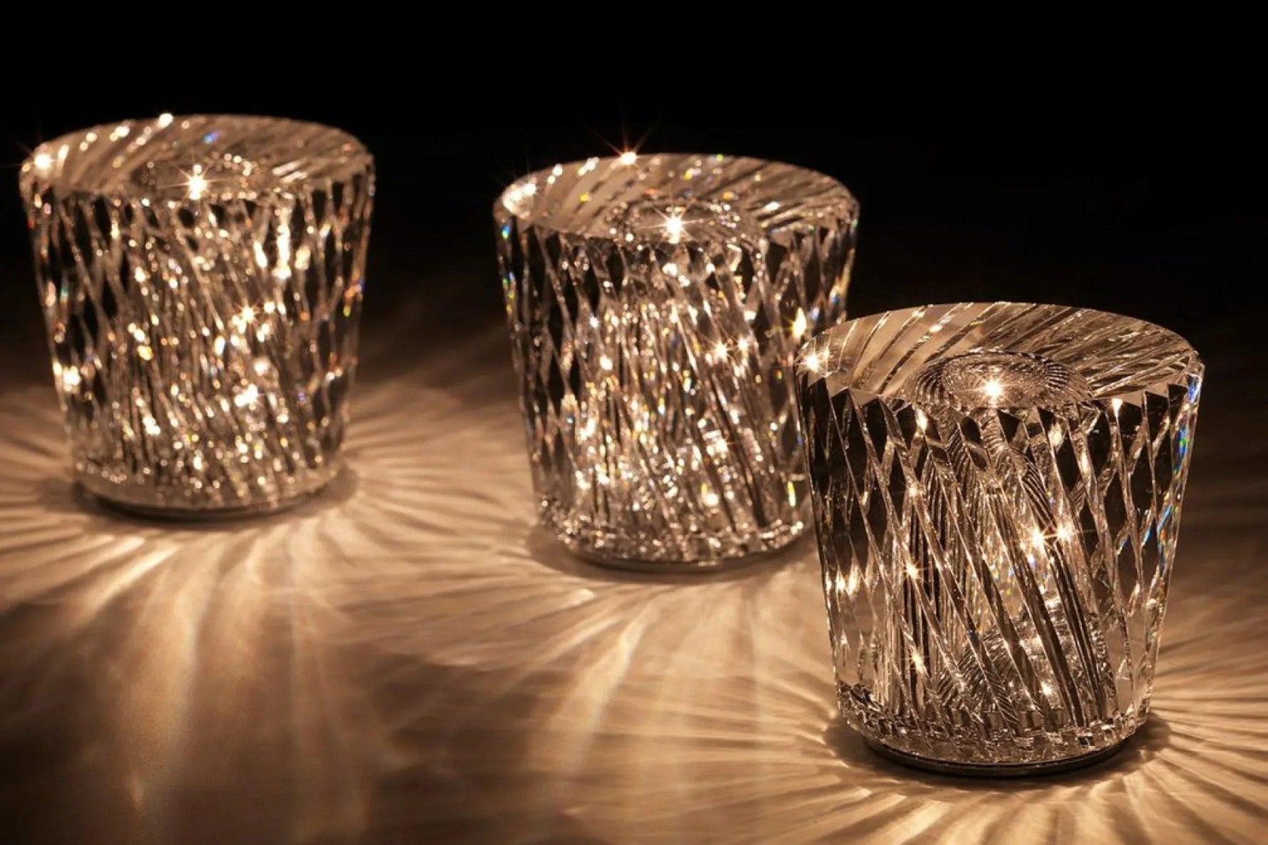 Glanzvolle LED Tischlampe mit Kristall-Design – Lumina Elegance