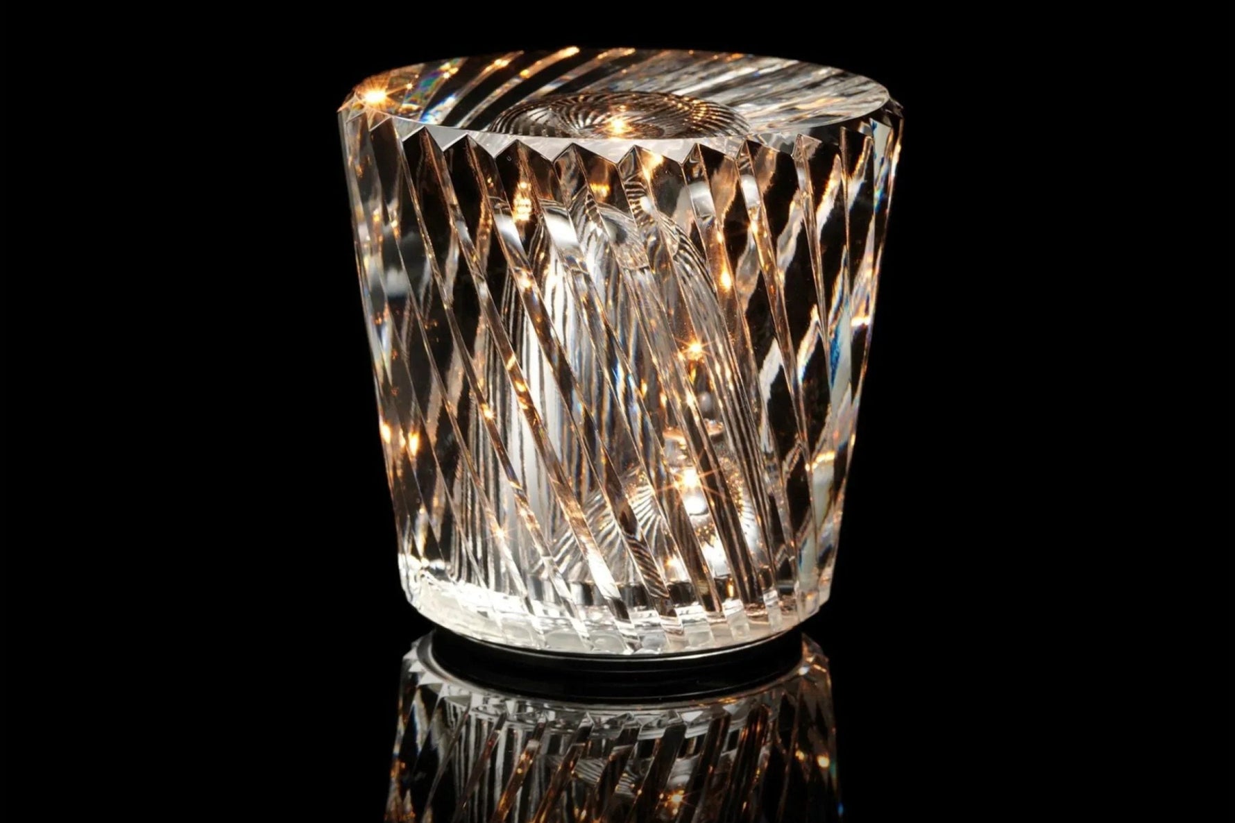 Glanzvolle LED Tischlampe mit Kristall-Design – Lumina Elegance