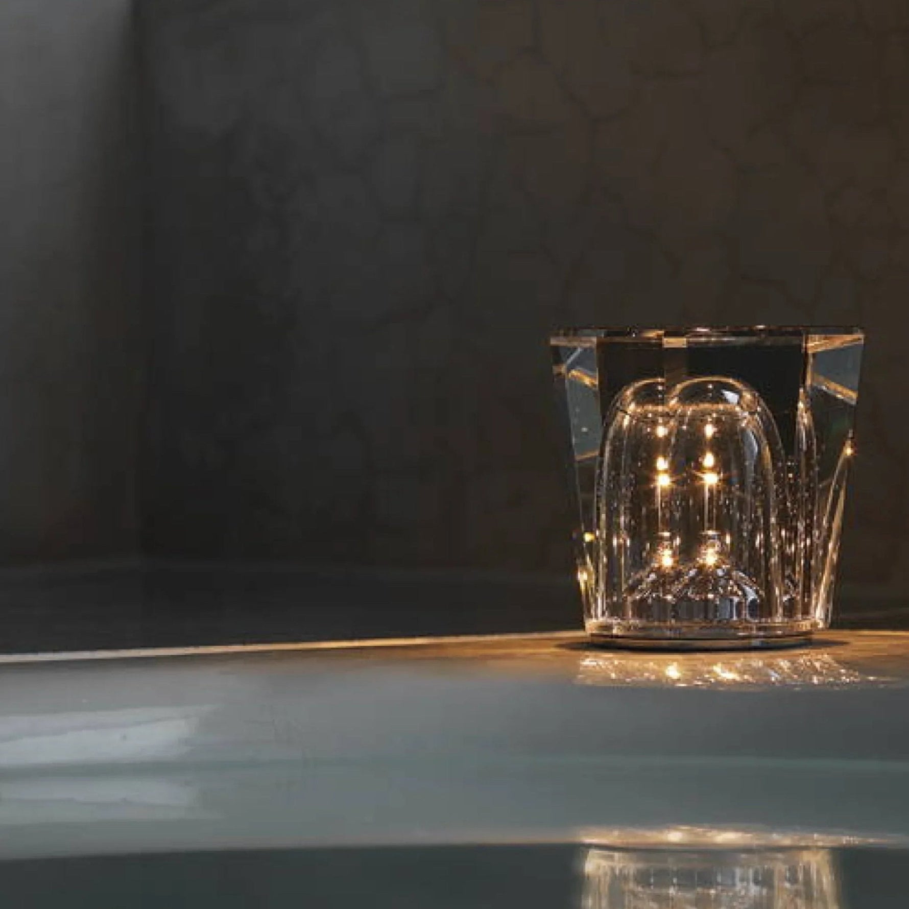 Glanzvolle LED Tischlampe mit Kristall-Design – Lumina Elegance