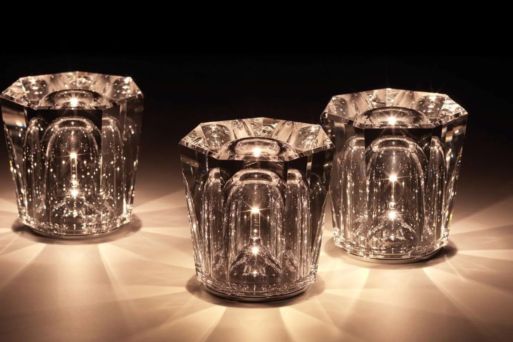Glanzvolle LED Tischlampe mit Kristall-Design – Lumina Elegance