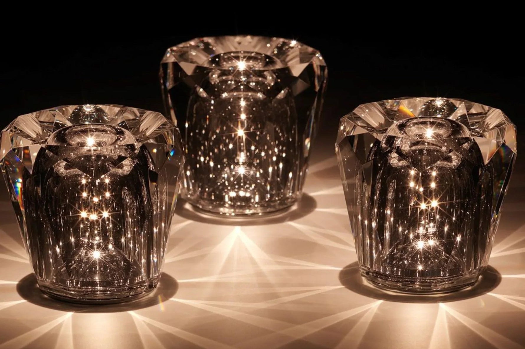 Glanzvolle LED Tischlampe mit Kristall-Design – Lumina Elegance