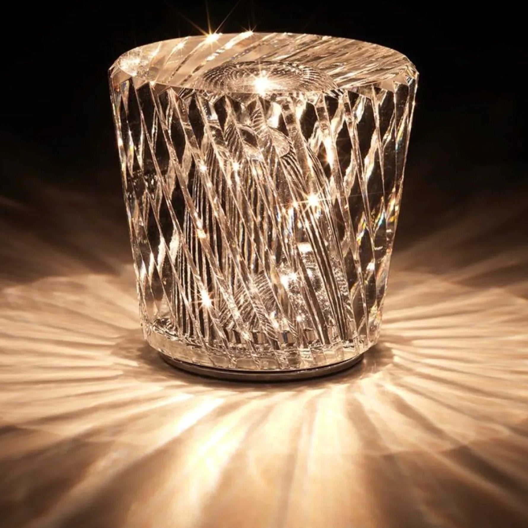 Glanzvolle LED Tischlampe mit Kristall-Design – Lumina Elegance